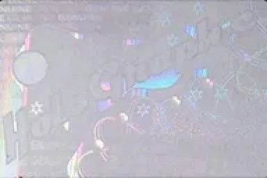 Muestra de material holográfico transparente, que deja ver la superficie por debajo