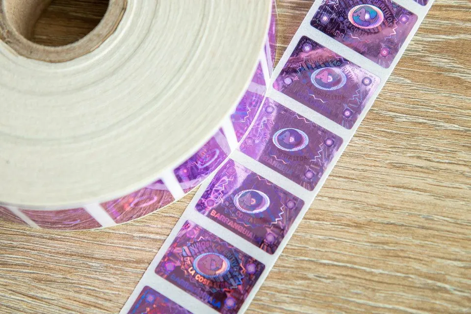 Detalle de hologramas Premium en tono violeta con efectos de nanotecnología