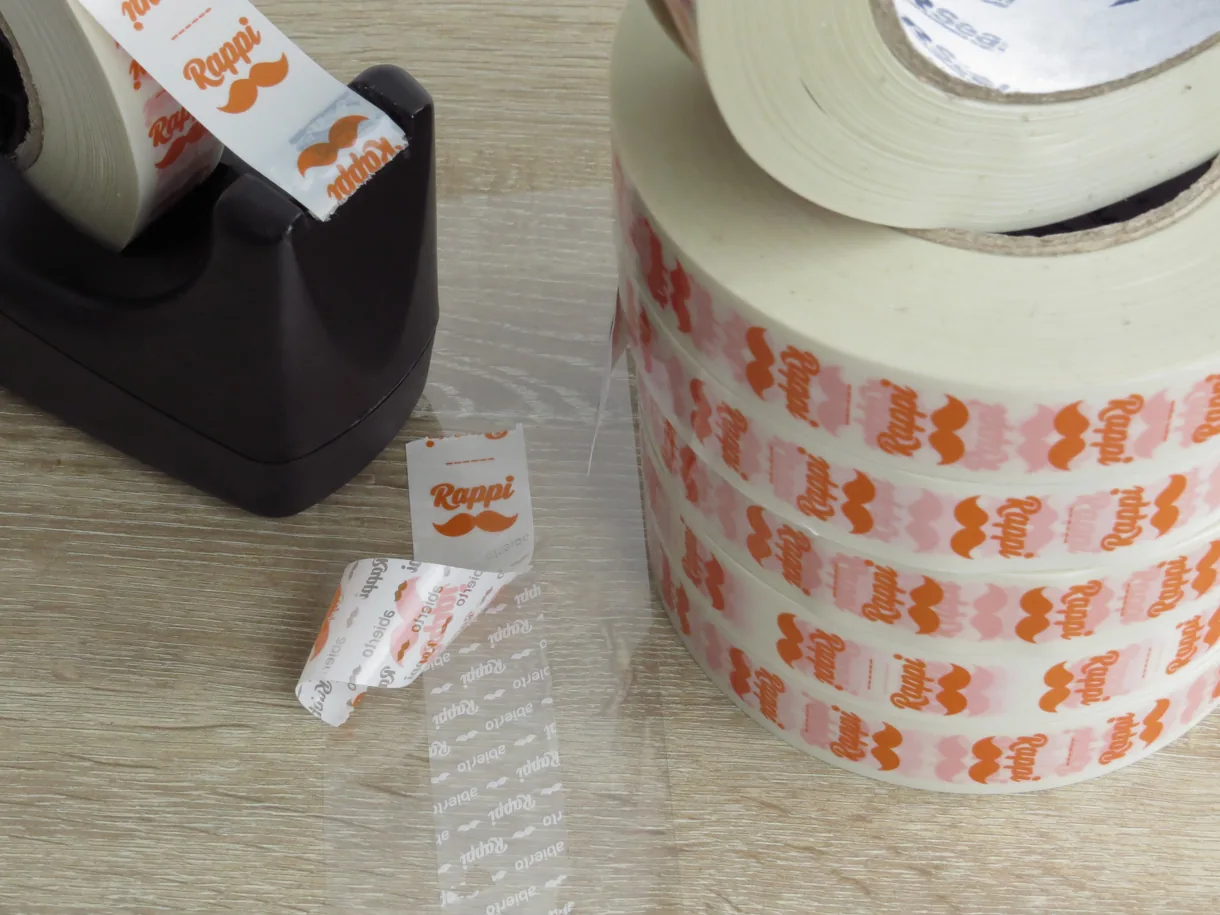 Rollo de cinta Premium con el diseño del cliente repetido dentro del material