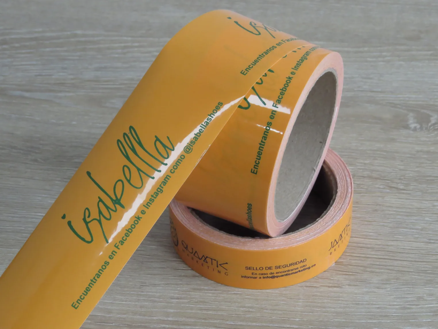 Rollo de cinta de seguridad personalizada con la marca del cliente impresa a lo largo del material