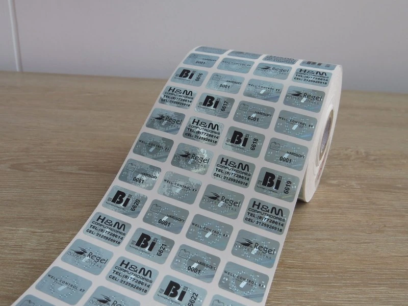Rollo de hologramas personalizados plateados con logo, texto de contacto y numeración correlativa