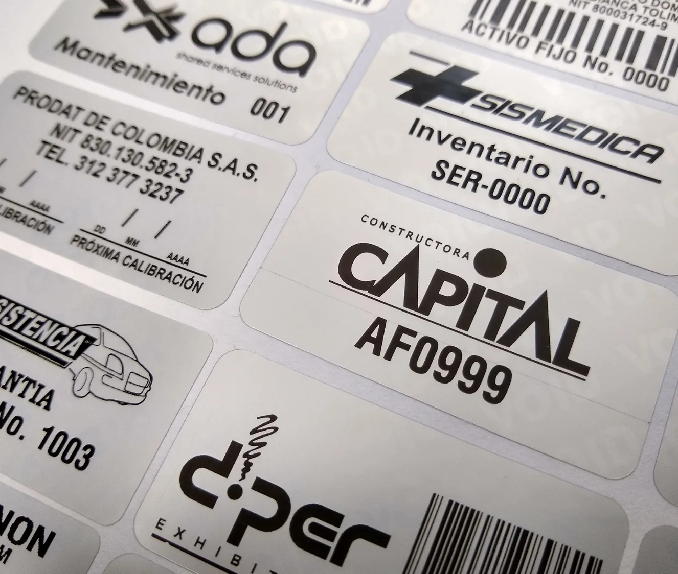 Etiquetas de activo fijo con código de barras, número de inventario y espacio para la fecha de calibración