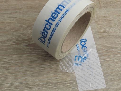 Rollo de cinta de precinto Premium con la marca del cliente impresa y el liner levantado, con la evidencia a la vista