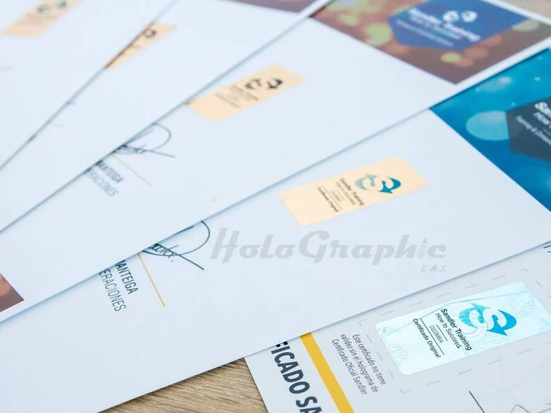 Certificados de formación con un holograma de autenticidad adherido junto al texto de validez