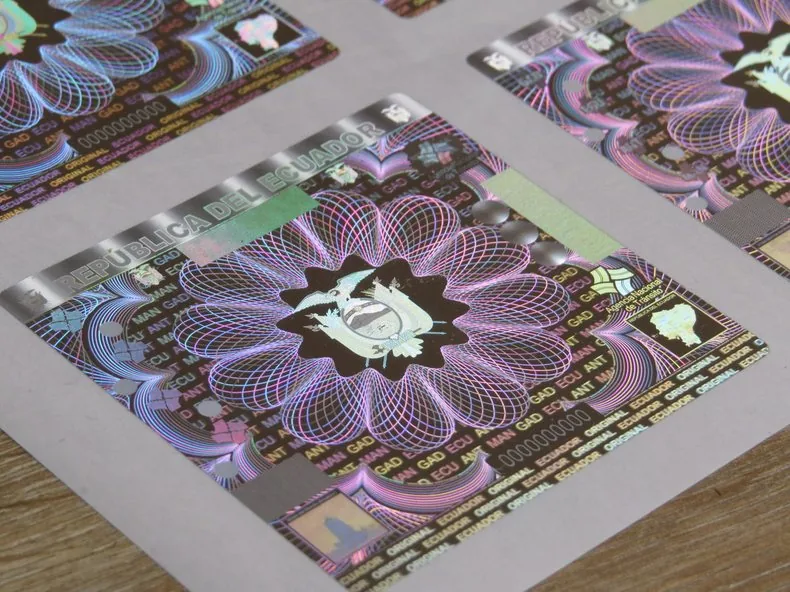 Pliego de hologramas de seguridad de la República del Ecuador, con guilloches, escudo nacional y numeración