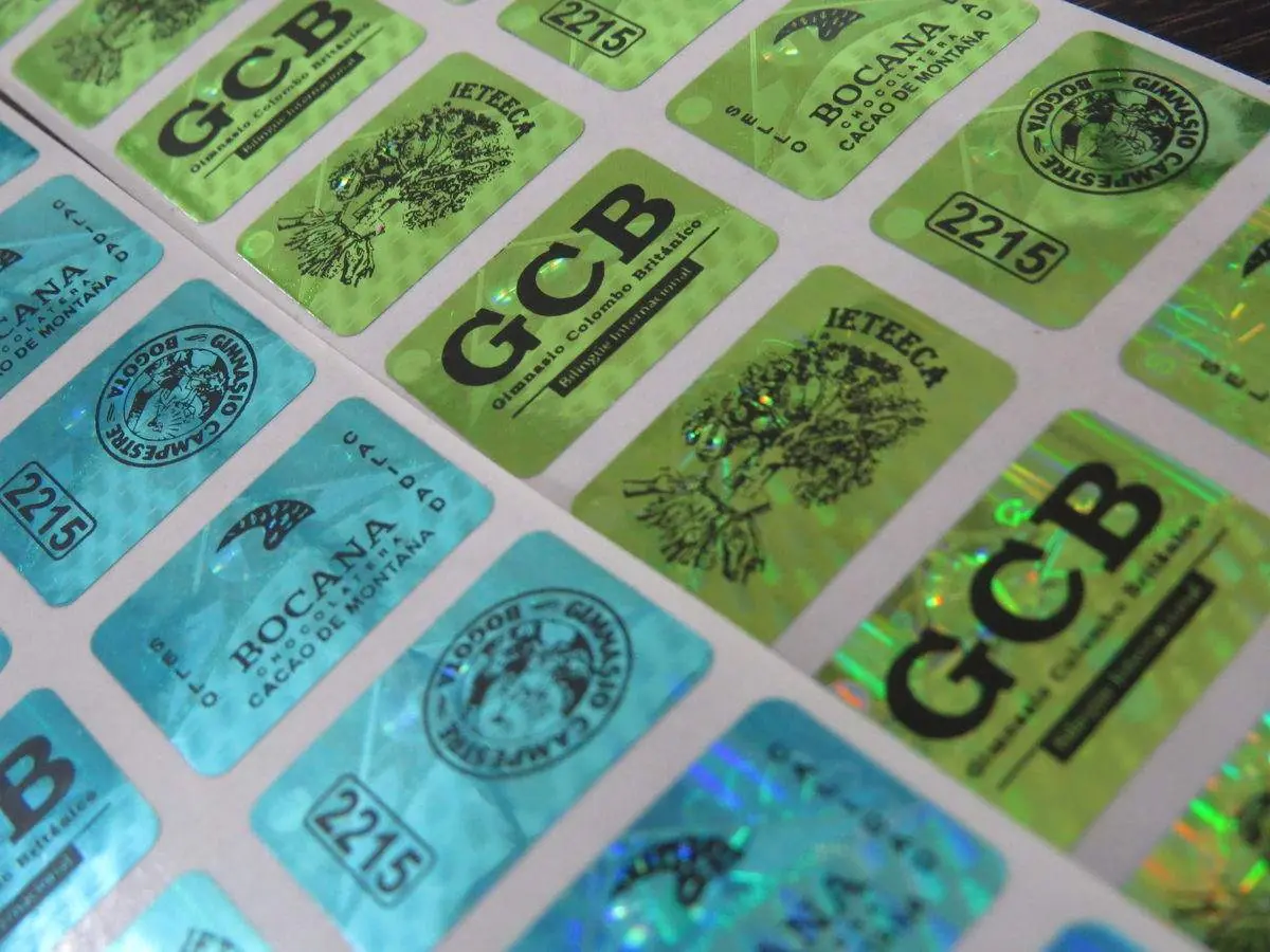 Pliego de hologramas personalizados con el logo del cliente y numeración