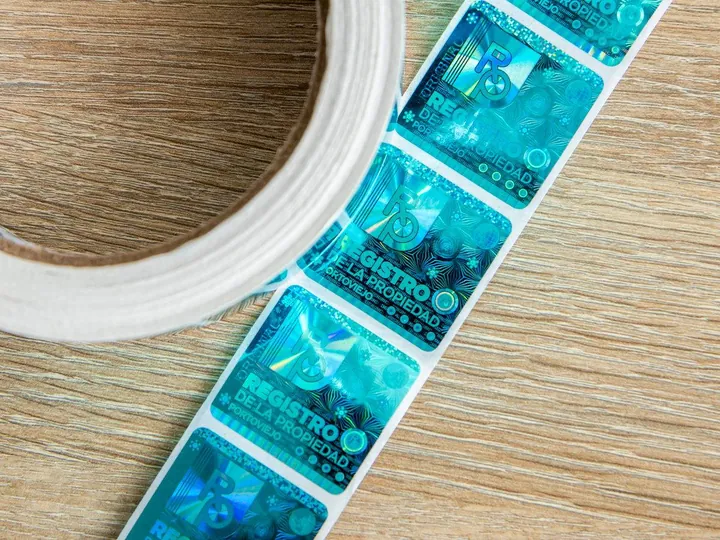 Rollo de hologramas Premium en tono turquesa con registro de autenticidad